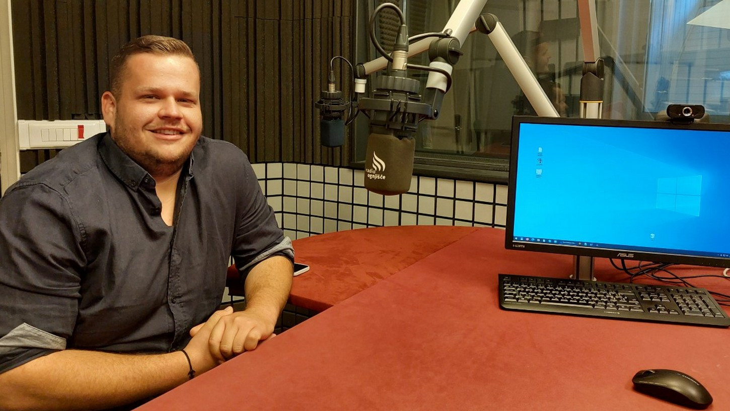 Luka Novak v studiu Radia Ognjišče že navsezgodaj, ko je imel edino čas za snemanje