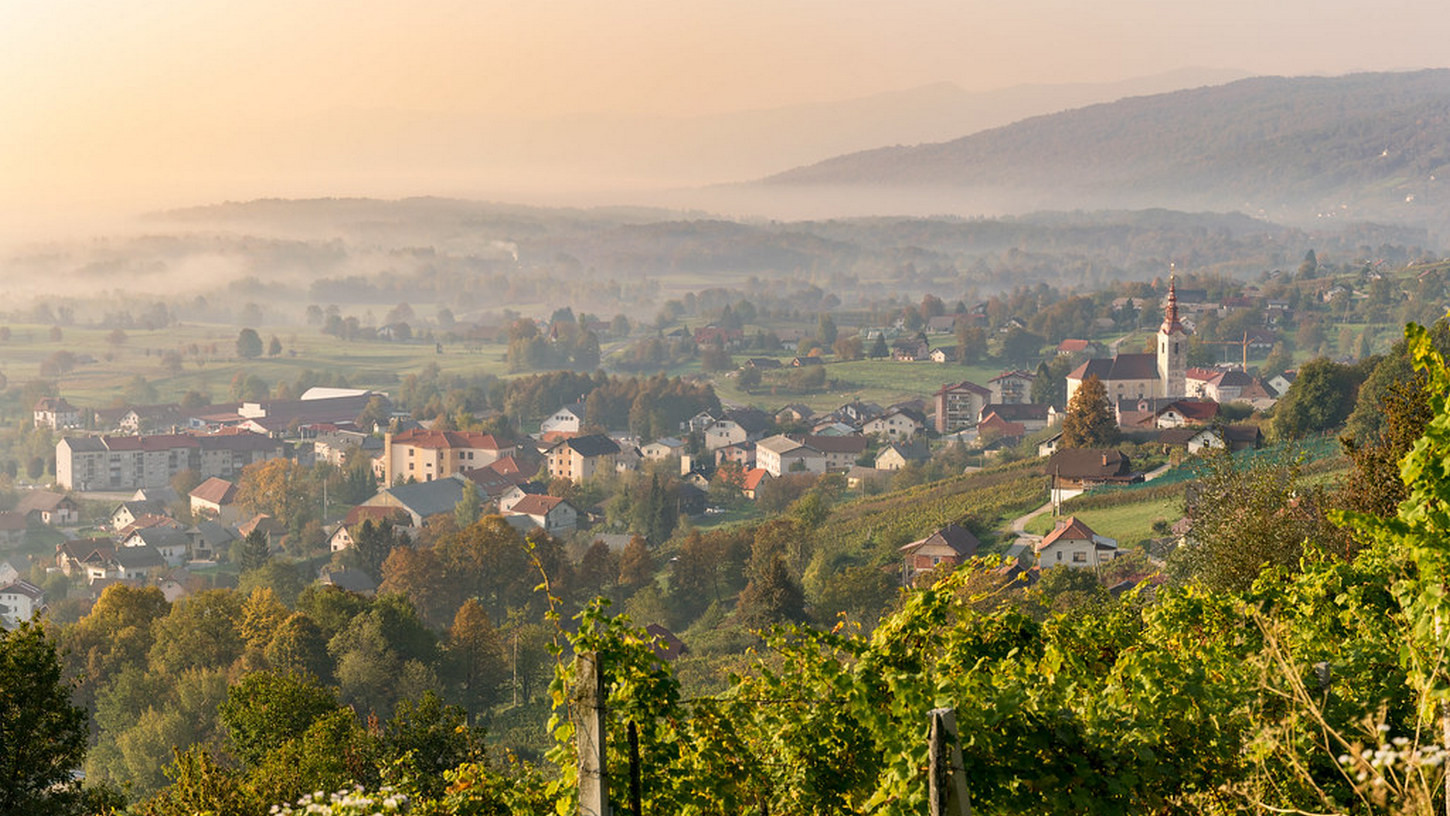 Pogled na Semič z okolico v skrivnostni meglici.