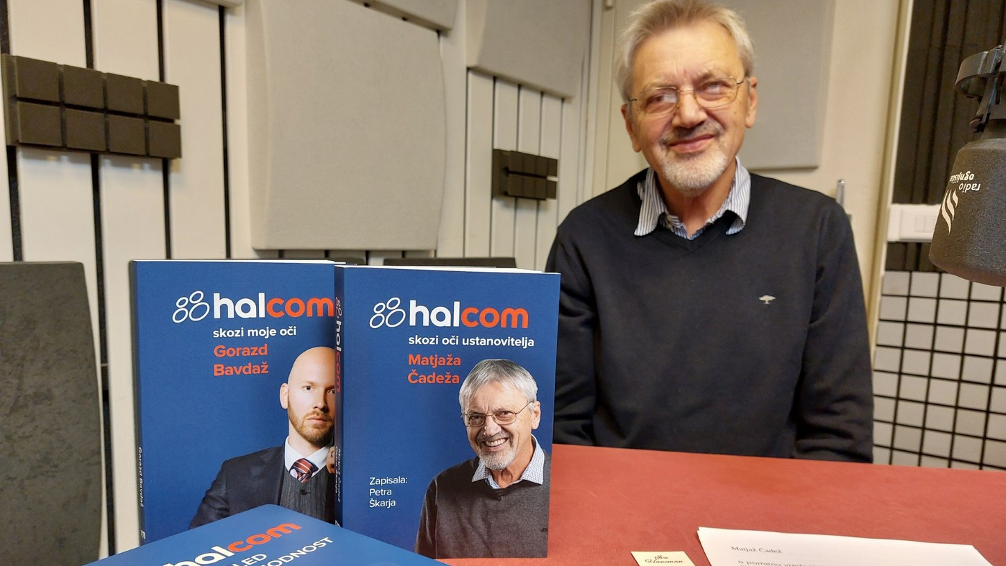 Matjaž Čadež v studiu, med snemanjem oddaje Via positiva