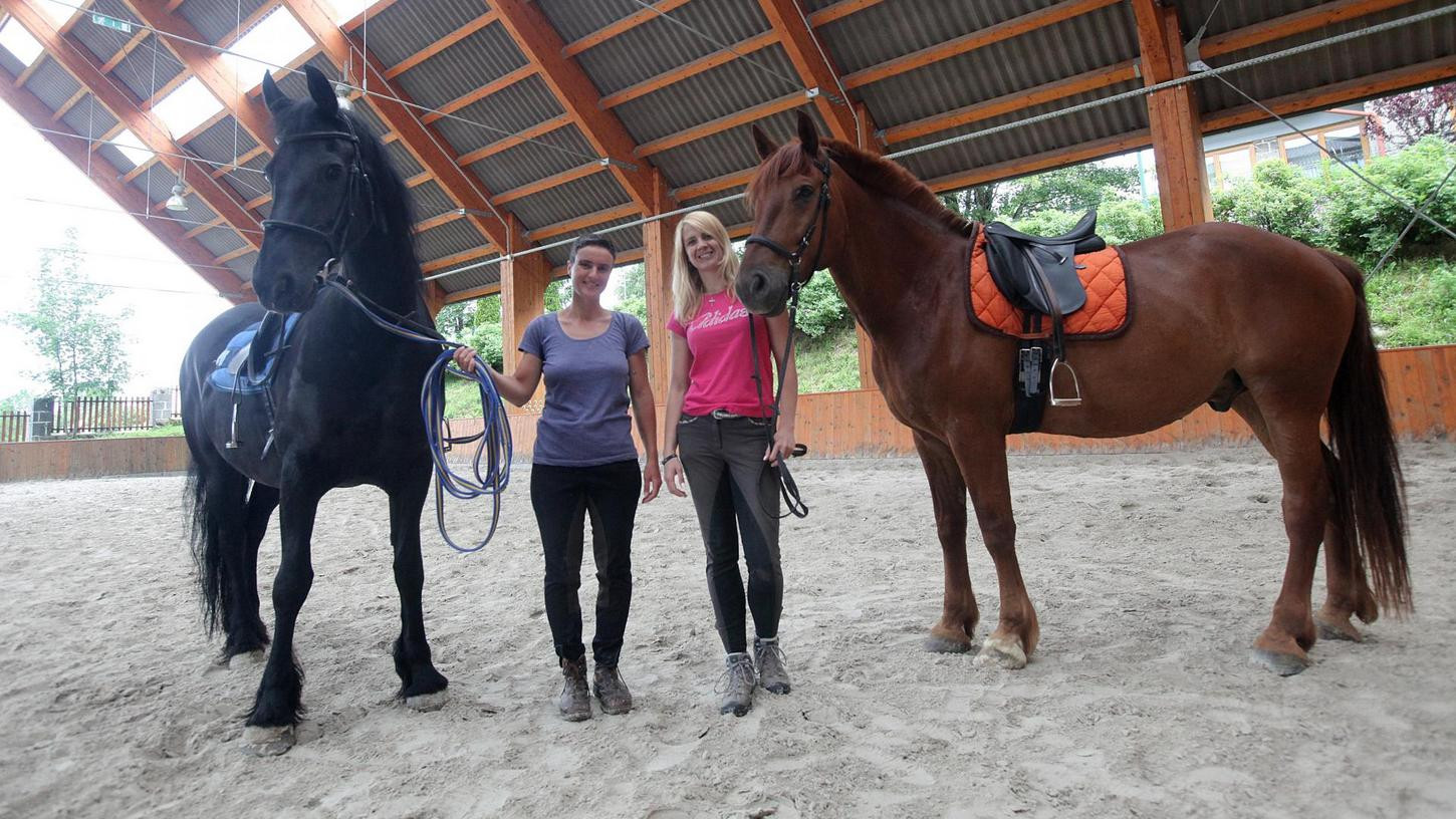 Irena Gubina, Petra Markič in konja Laurens ter Dori. 