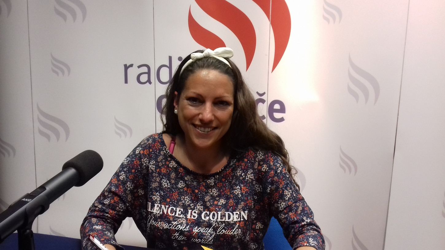 Tamara v studiu Radia Ognjišče med snemanjem oddaje Via positiva