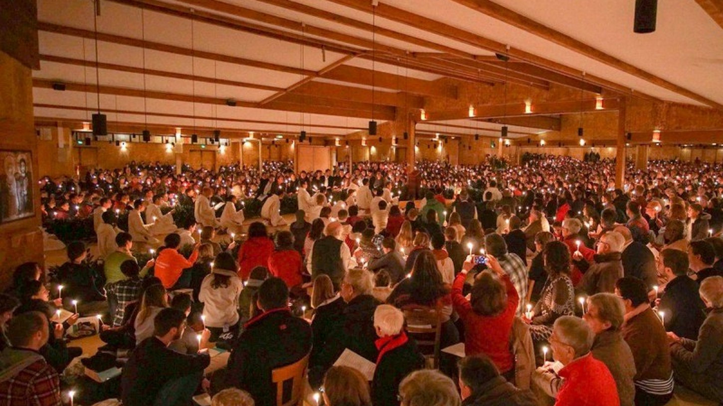 V Taizeju ob skupni molitvi