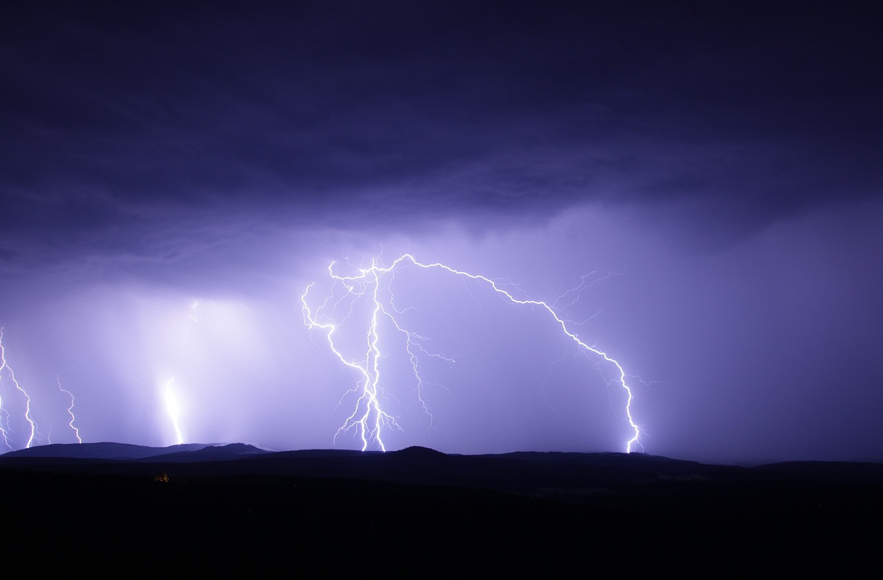 Udari strel, simbolična fotografija