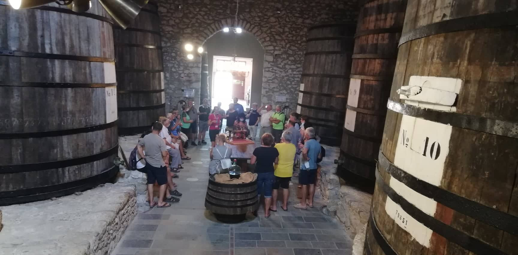 Vinski muzej v veliki kleti v mestu Samos, od koder prihaja mašno vino za Vatikan.