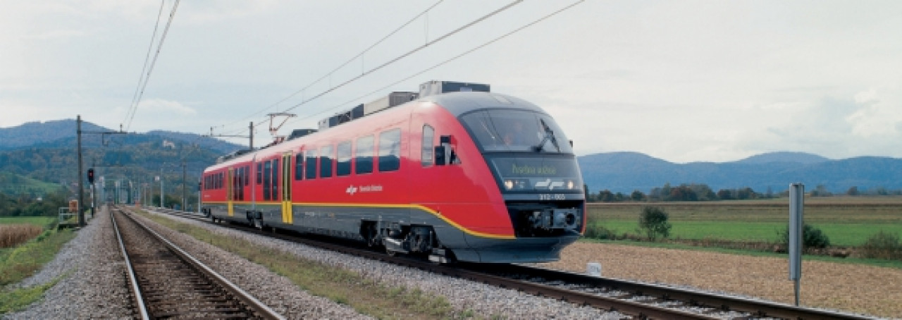 Z vlakom in avtobusom seniorji po Sloveniji vandrajo brezplačno!