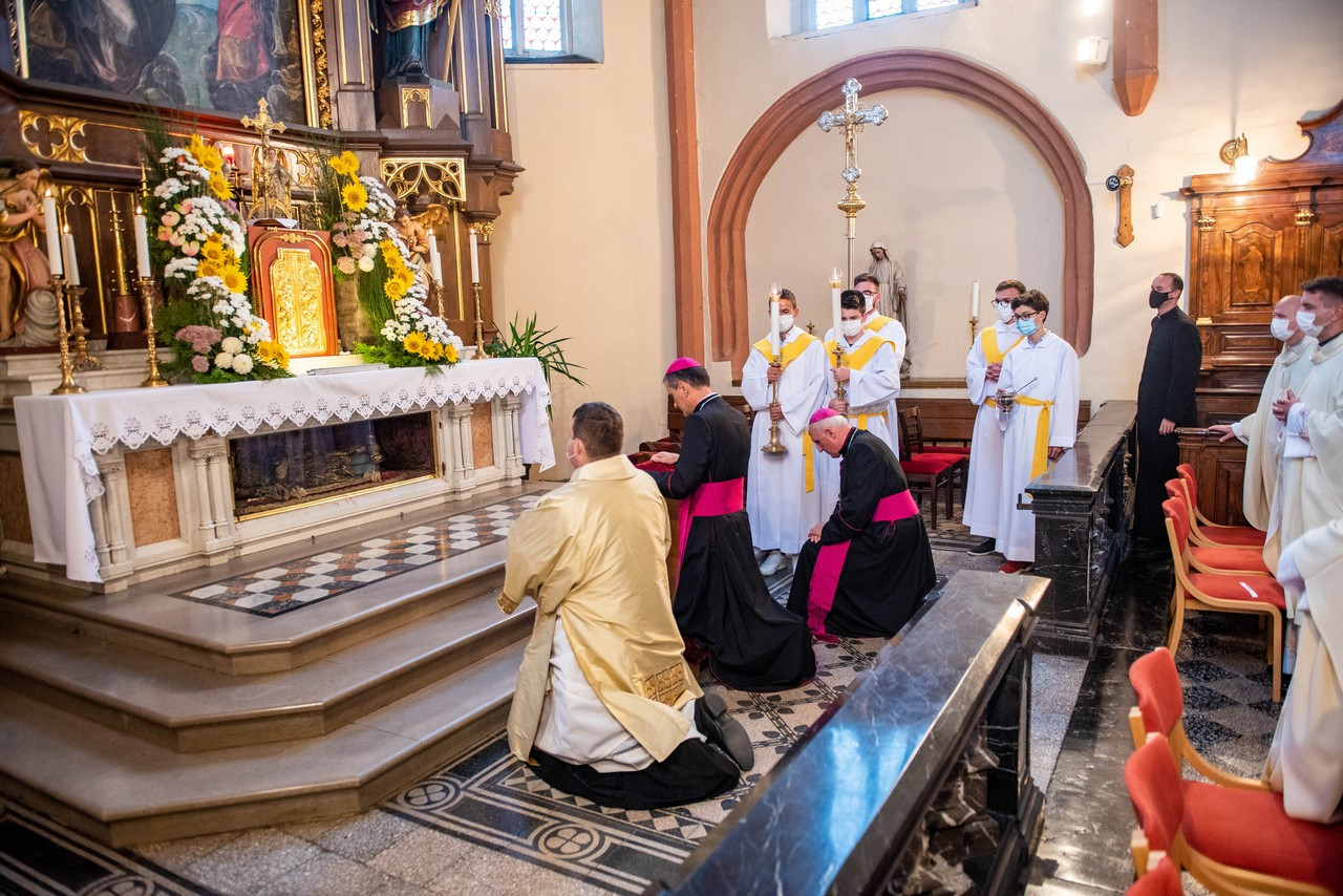 Zore in Saje sta se zadržala v molitvi pred tabernakljem