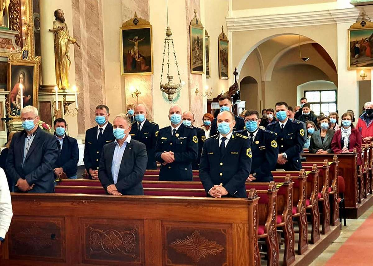 Policisti in minister za notranje zadeve Aleš Hojs pri sveti maši