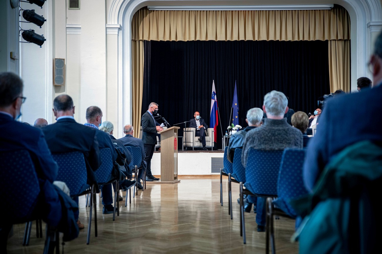 Zbrani na okrogli mizi Prebudimo Slovenijo 