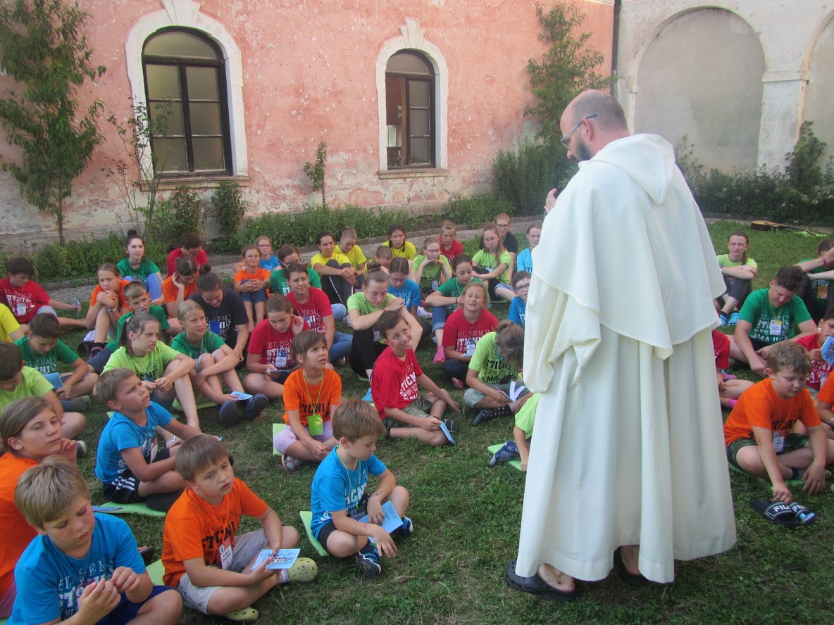 Otroci se ob s. Rebeki zbirajo po novem v Stični. S cistercijani lepo sodelujejo in so jih vzeli za svoje.