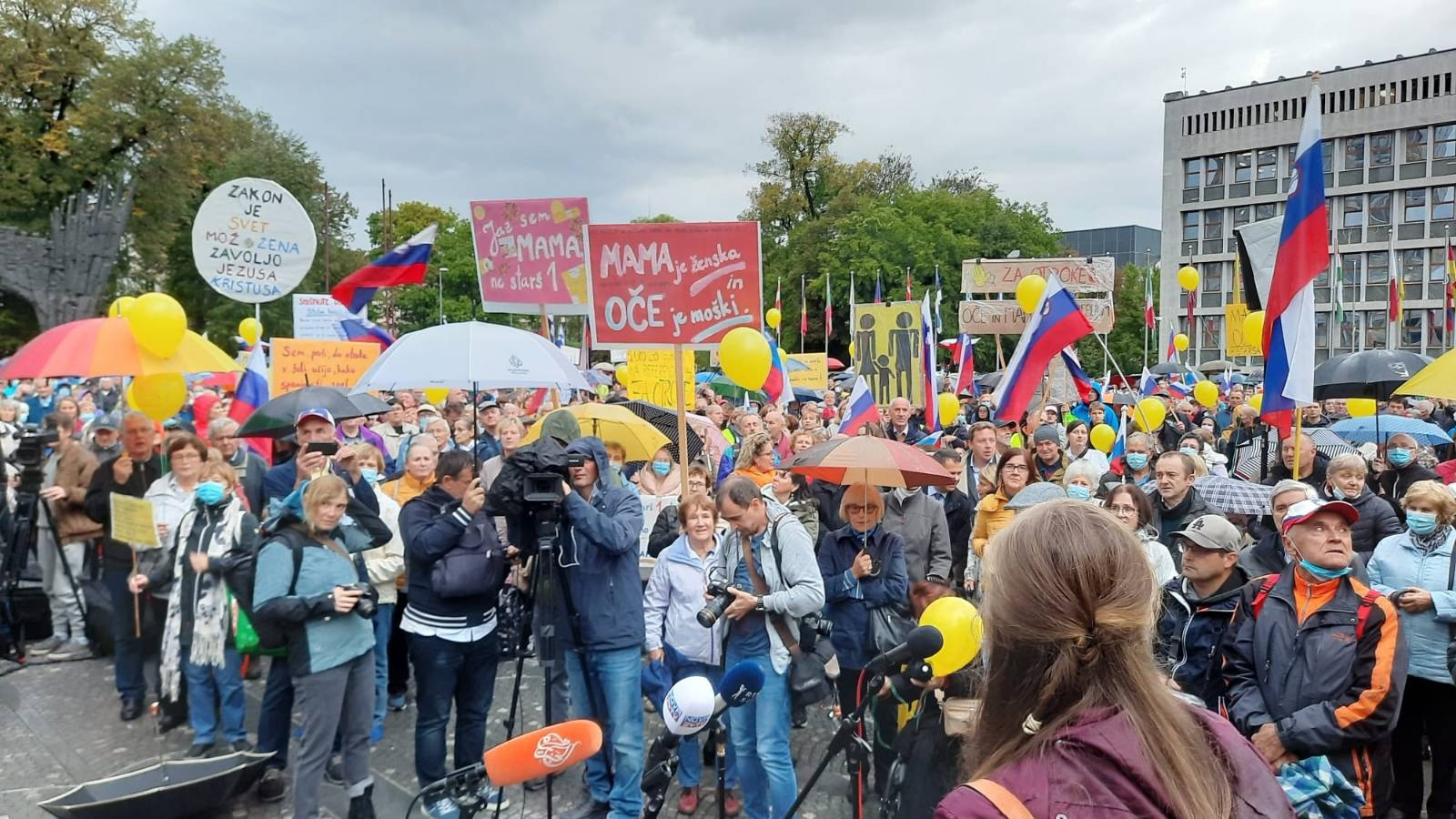 Na shodu za otroke in družine so z nagovori nastopili mnogi govorniki