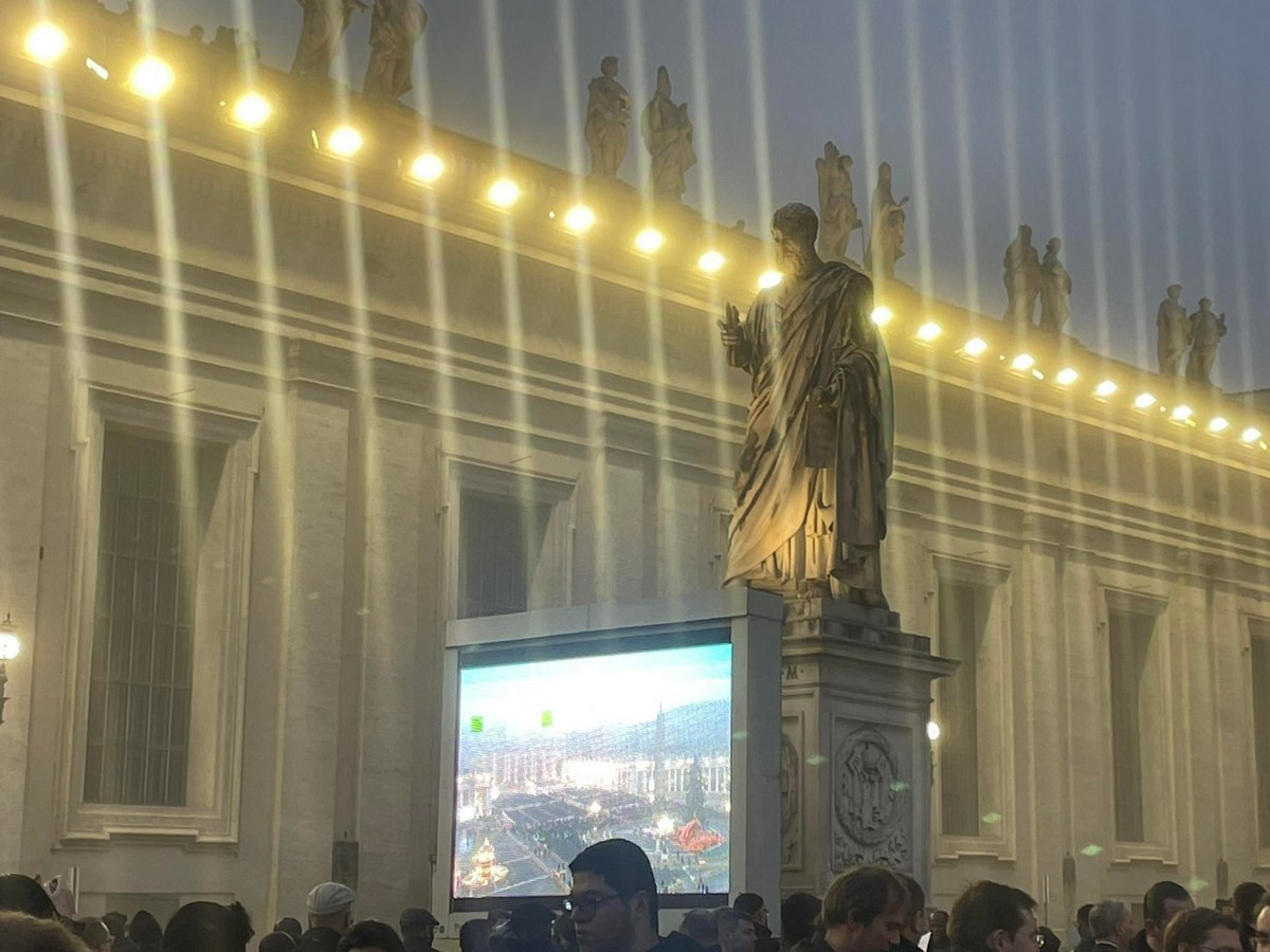 Pripravljena so tudi platna za ogled prenosa pogreba