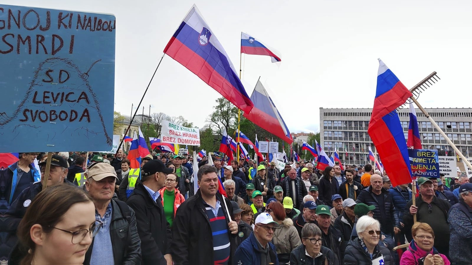 Na protestu kmetov niso manjkale zastave in številni transparenti