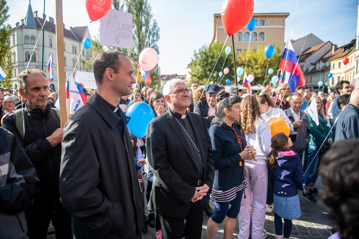 Hvaležen sem vam, da ste ljudje, ki sledijo besedi ZA, je v nagovoru dejal nadškof Zore.