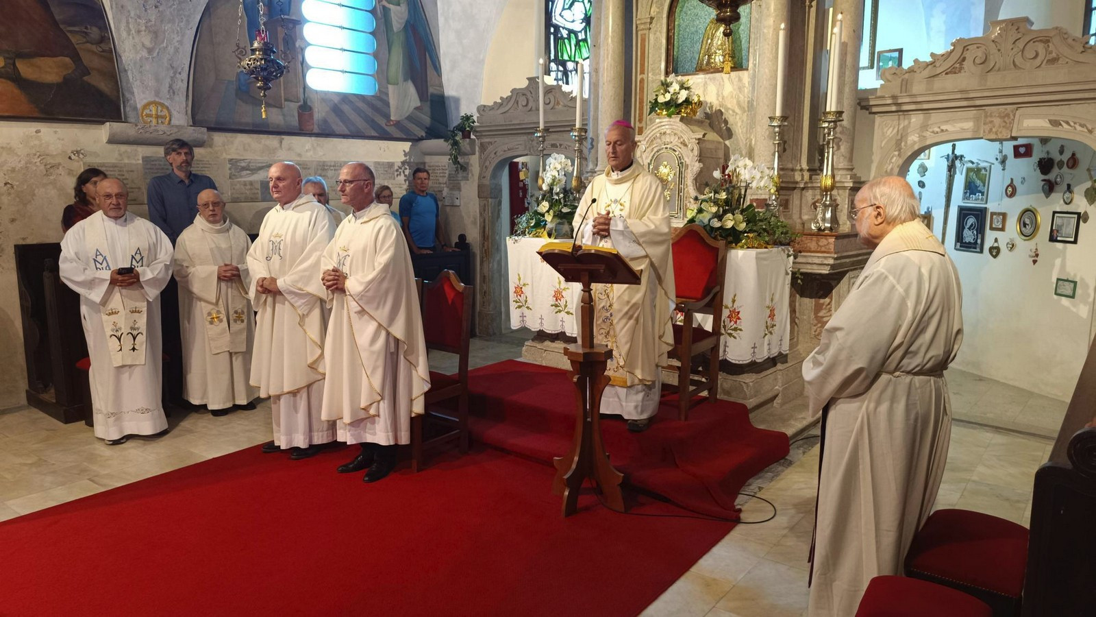 36. Romanje treh Slovenij: Sv. Mašo je daroval škof Anton Jamnik ob somaševanju zbranih duhovnikov