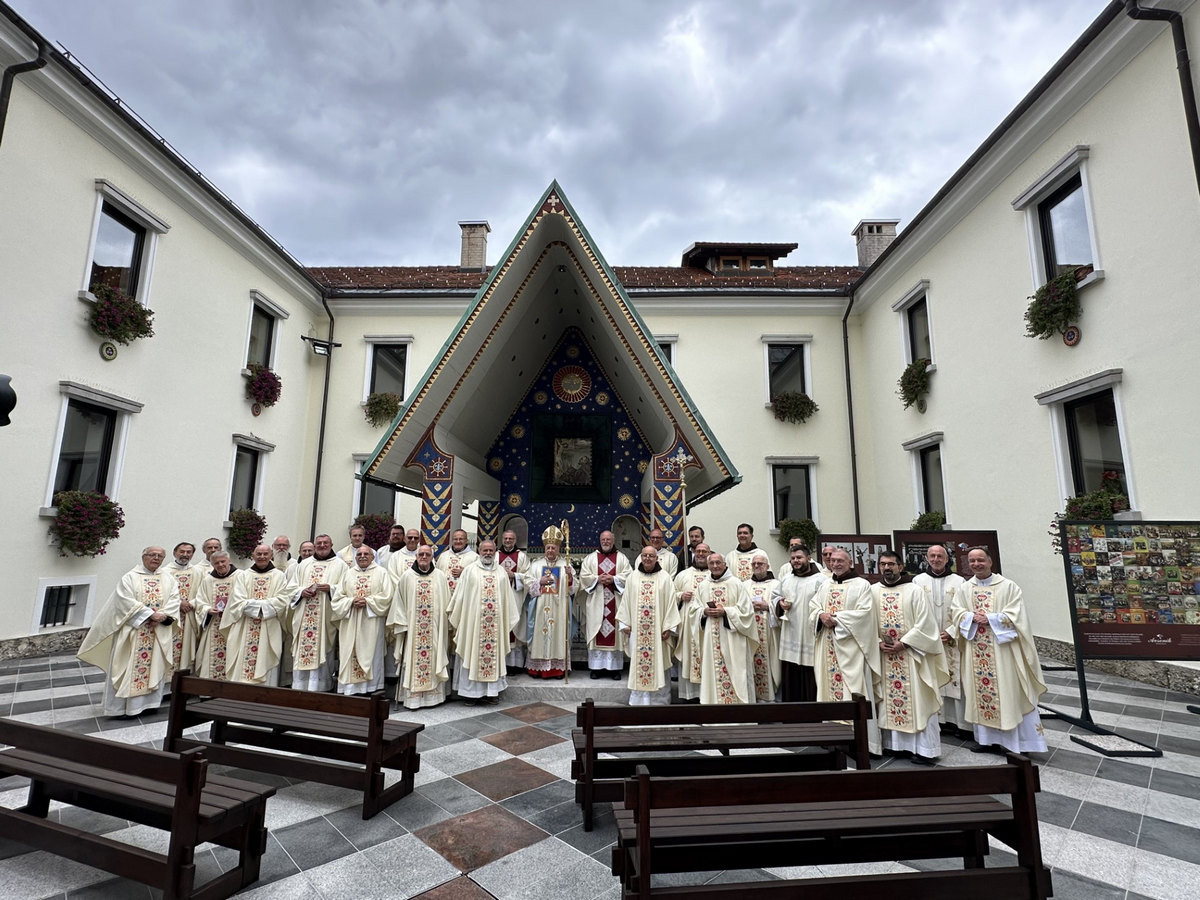 Slovenski frančiškani ob kardinalu Francu Rodetu