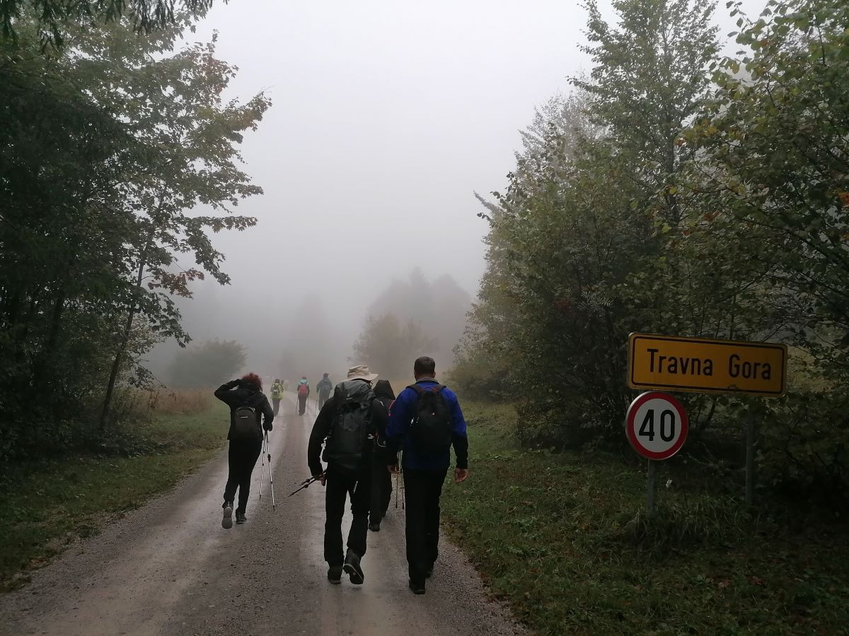 Z Nove Štifte je pot romarje vodila navkreber mimo Planinskega doma na Travni Gori