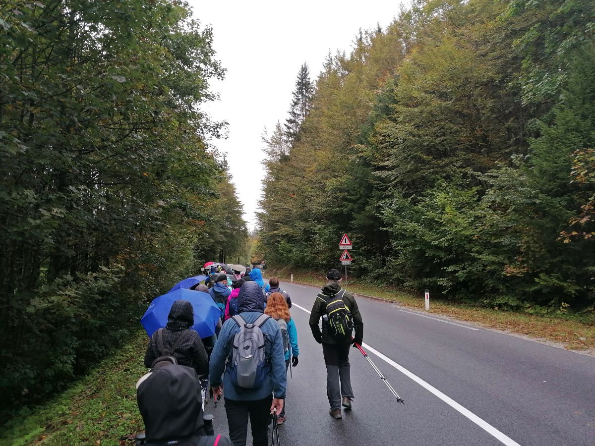 Del poti smo romarji prehodili v molitvi rožnega venca in ob petju litanij pod duhovnim vodstvom duhovnika Antona Dobrovoljca