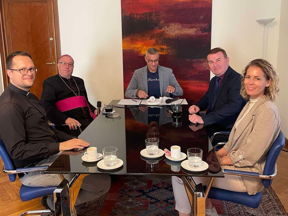 Oddaja Pogovor o je potekala v živo iz Vatikana.