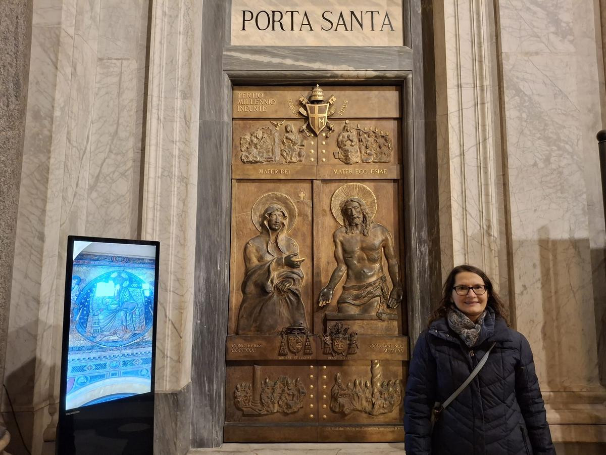 s. Božena Kutnar pred svetimi vrati