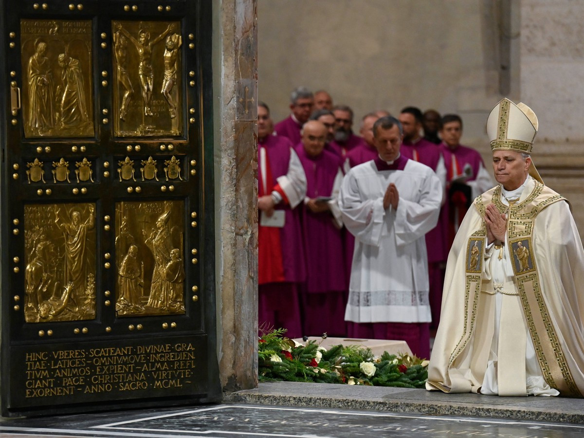 Papež moli na pragu svetih vrat vatikanske bazilike