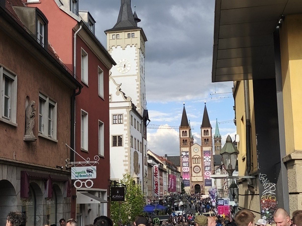 Množica na poti k stolnici v Würzburgu