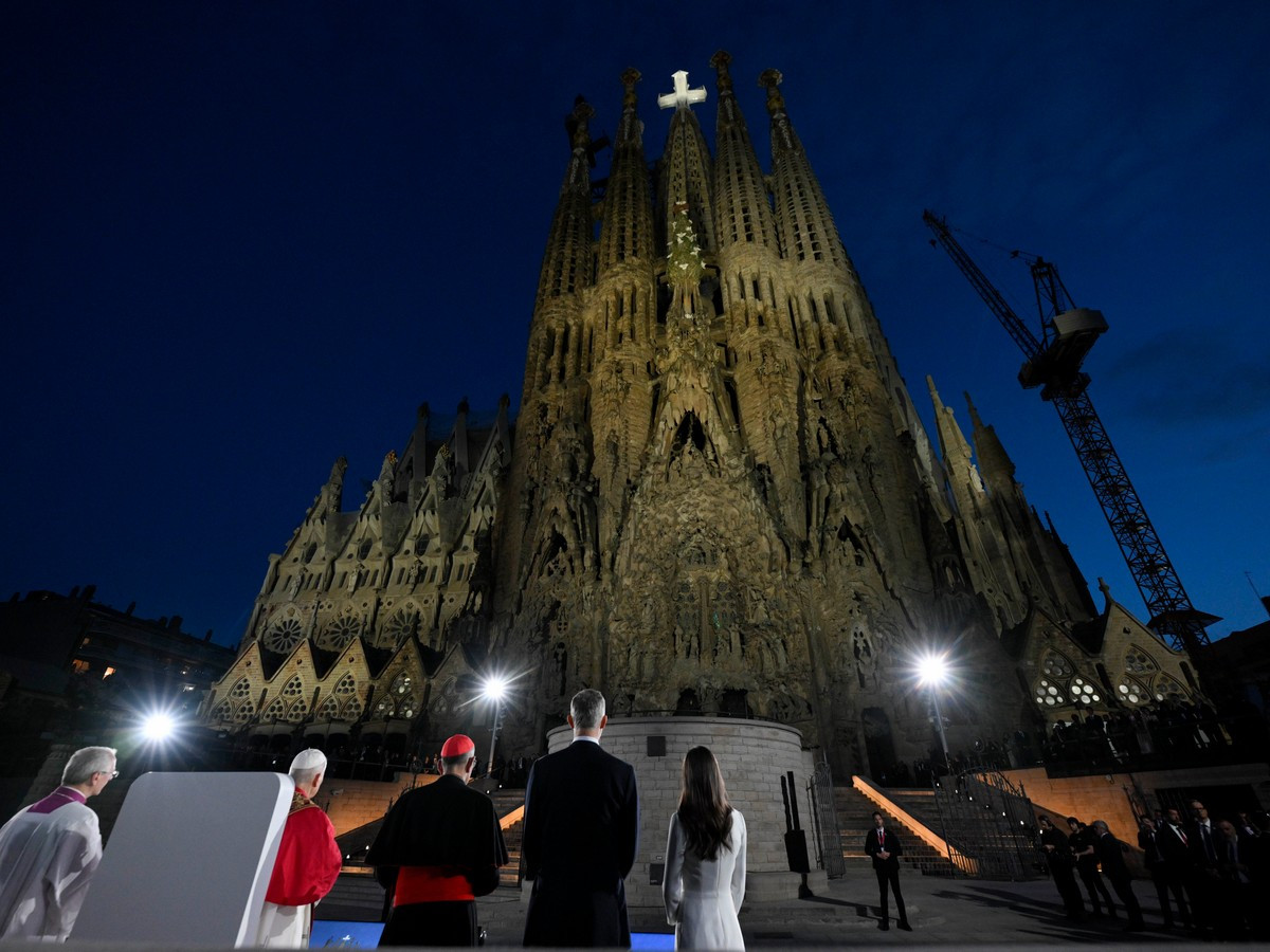 Bazilika Svete družine v Barceloni, križ na vrhu zvonika Jezusa Kristusa