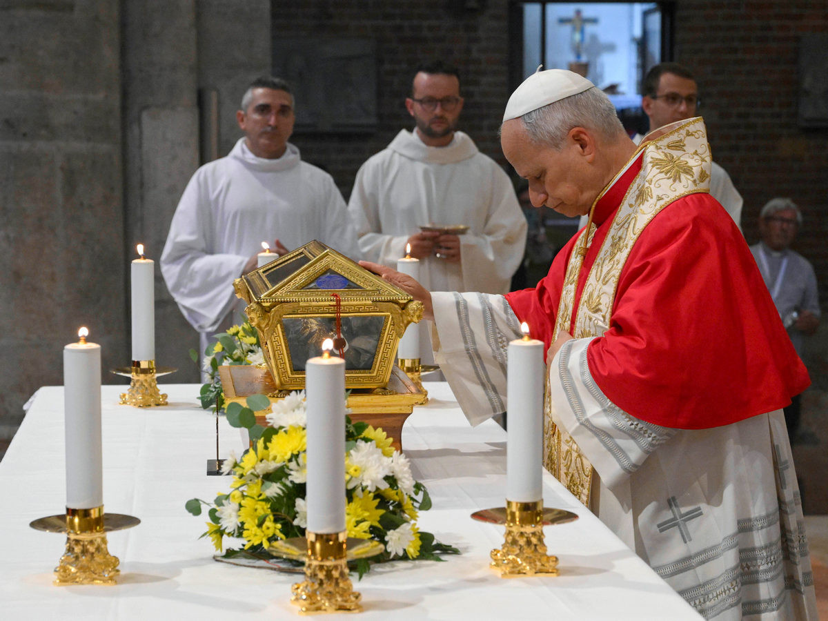 Papež Leon XIV. moli nad relikvijami sv. Avguština