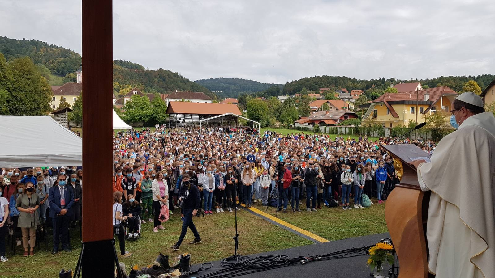 Zbrani mladi pri sveti maši