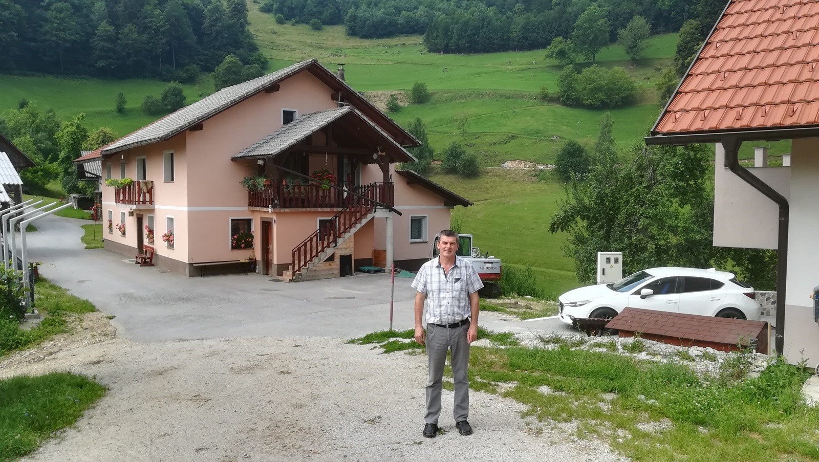 Janez Beja na svoji kmetiji v idiličnih krajih pod Kumom, skoraj v osrčju zasavskega hribovja