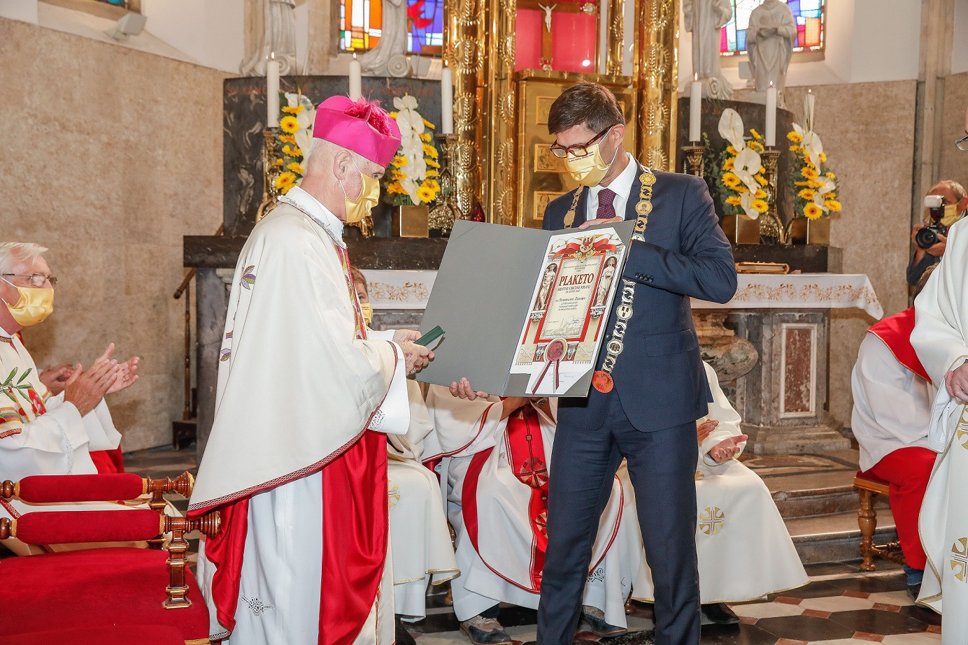 Kranjski župan Matjaž Rakovec podelil plaketo msgr. Stanislavu Zidarju