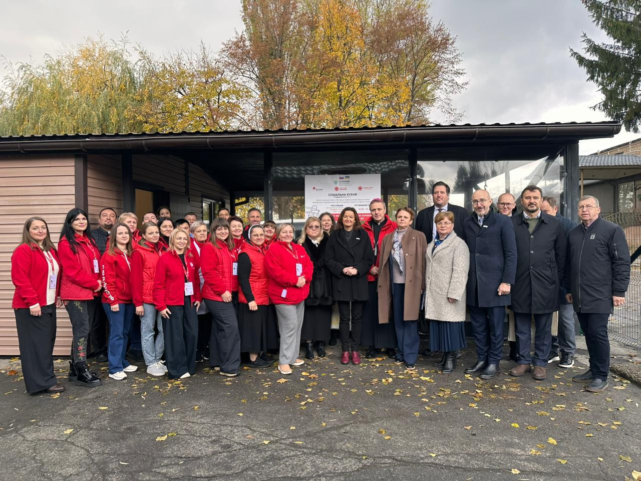 Pomagali bodo skoraj 620 gospodinjstvom ob frontni liniji, več tisoč notranje razseljenim, starejšim in invalidom iz regije Žitomir.