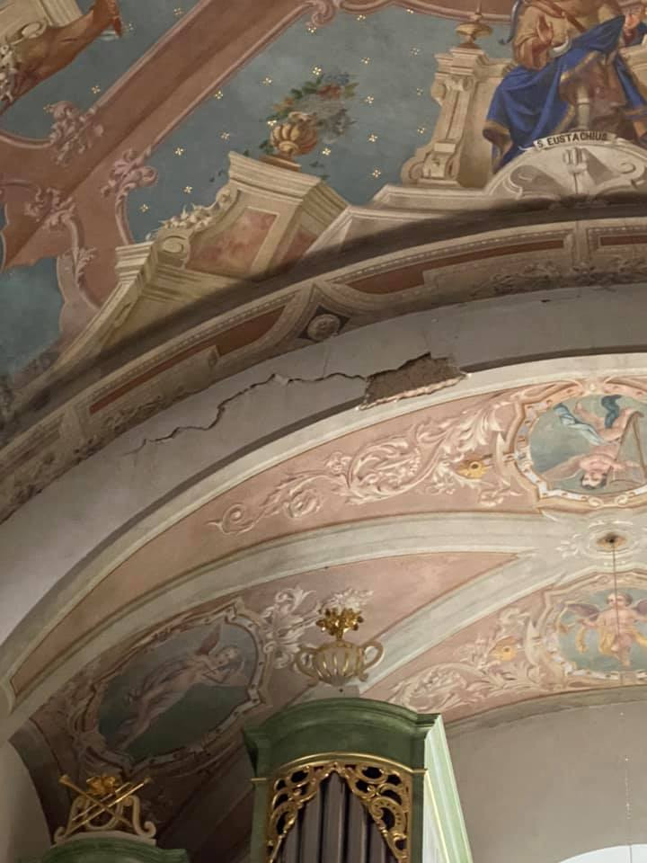 Poškodovana cerkev Svete Trojice