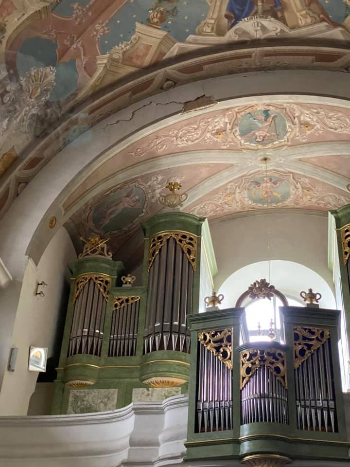 Poškodovana cerkev Svete Trojice