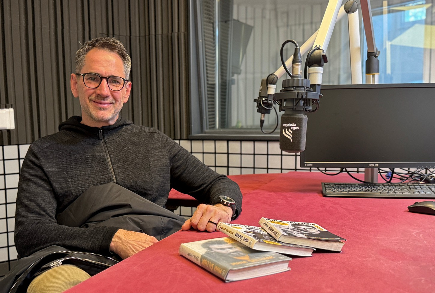 Miha Šalehar se je iz enega od najbolj prepoznavnih radijskih osebnosti povsem predal pisanju 