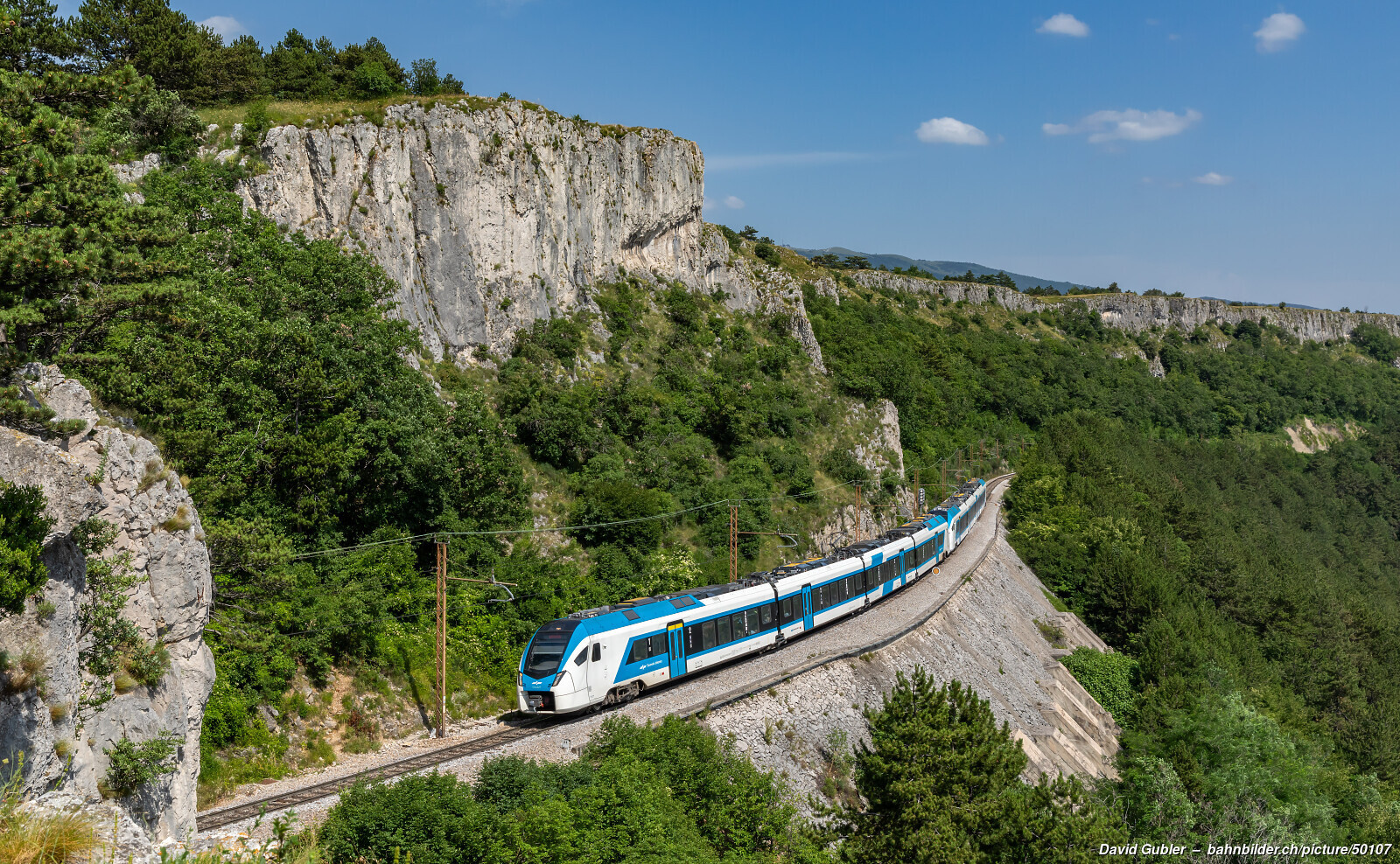 Stadlerjev vlak na relaciji Hrastovlje Černotiči