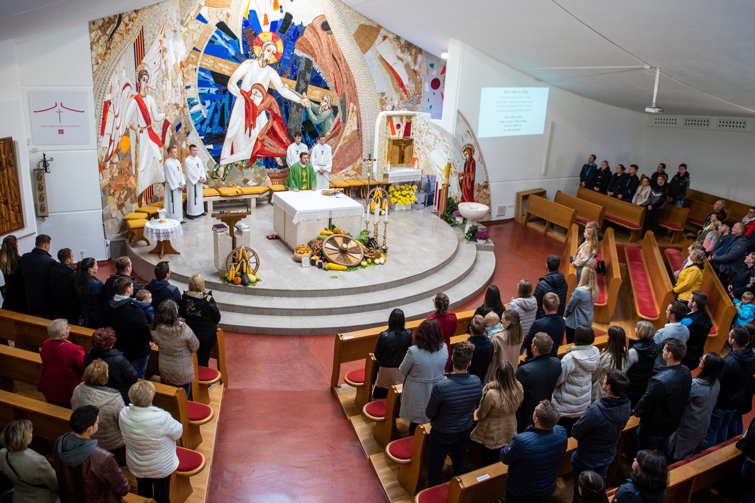 Mladi so prisluhnili pridigi. »Vedno bo tako, ker On gleda na tiste, ki se spoštljivo ukvarjajo z njegovim stvarstvom. Mi kmetje imamo opravka s tistim, kar je Bog ustvaril. In smo mu zelo blizu v tem. In Bog za te ljudi zelo poskrbi, ker so mu blizu!«