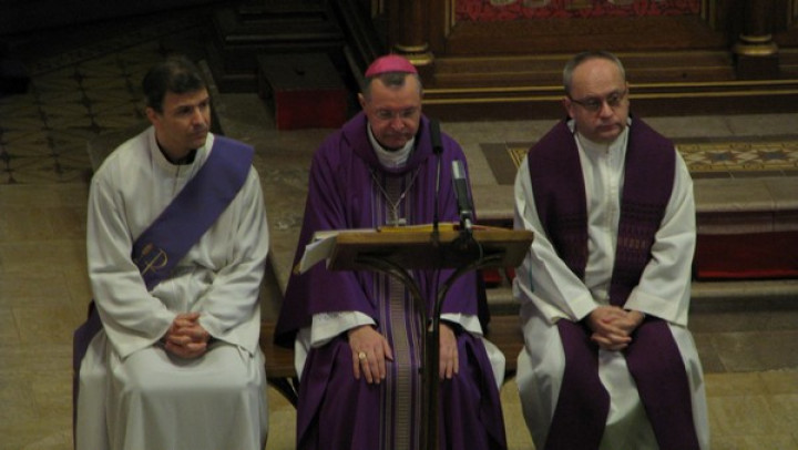 diakon Tadej Sadar, nadškof Marjan Turnšek, urednik Radia Ognjišče msgr. Franci Trstenjak