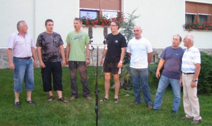 Pevci Folklorne skupine Kajer Bučečovci