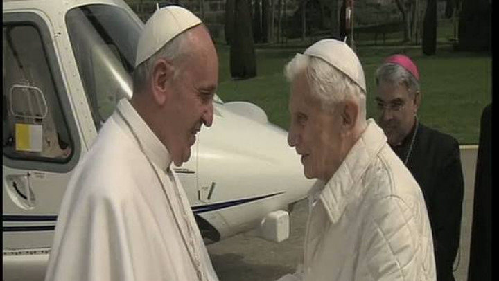 Papež Frančišek in zaslužni papež Benedikt XVI.; FOTO: Rome Reports