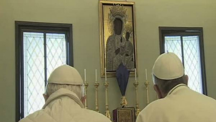 Papež Frančišek in zaslužni papež Benedikt XVI.; FOTO: Rome Reports