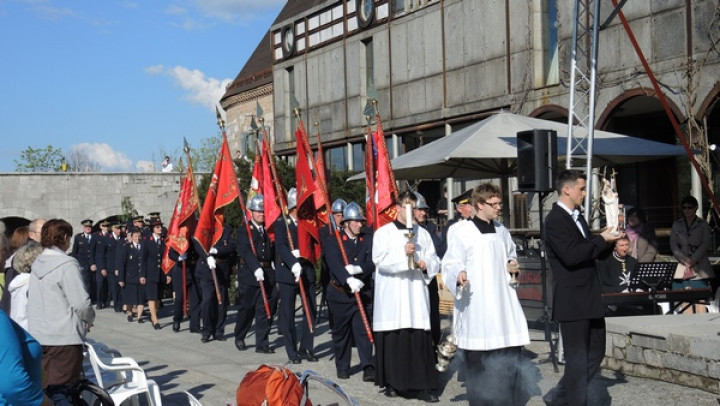 Gasilci pri maši ob godu sv. Jurija; Ljubljanski grad