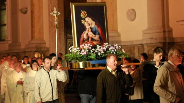 Procesija z Marijino podobo