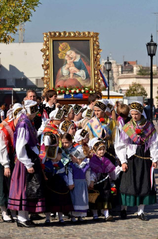 V procesiji so šle tudi narodne noše