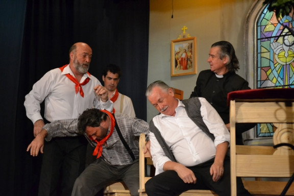 Med predstavo Don Camillo - Mondo piccolo v Carapachayju