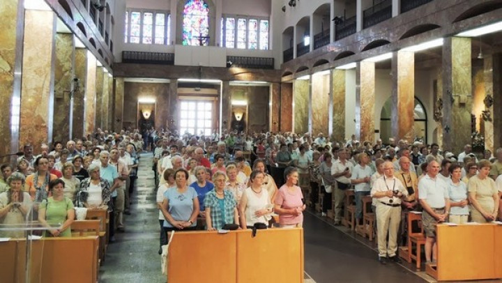 Počitnikarji v cerkvi Marije, matere milosti