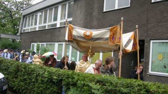 Procesija z godbo okrog cerkve sv. Norberta