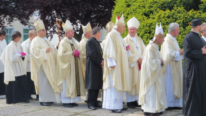 Škofje v procesiji