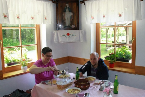 Brez dobrot ne gre - malica v Tekavči ogradi