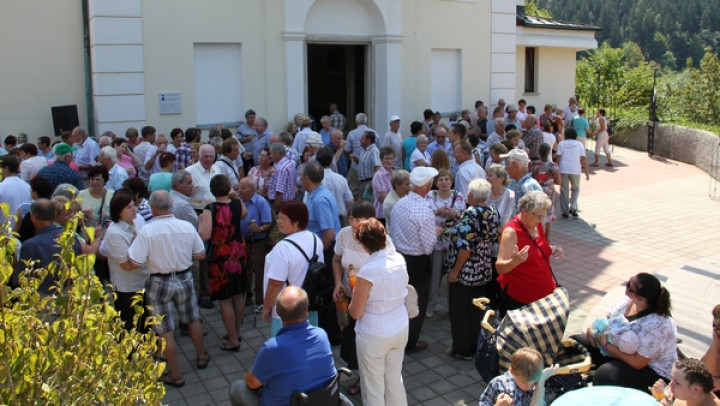 Druženje poslušalcev pred cerkvijo