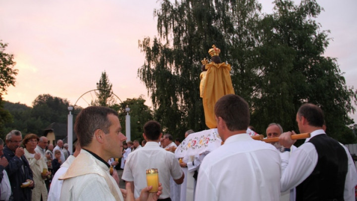 Procesija z Marijinim kipom